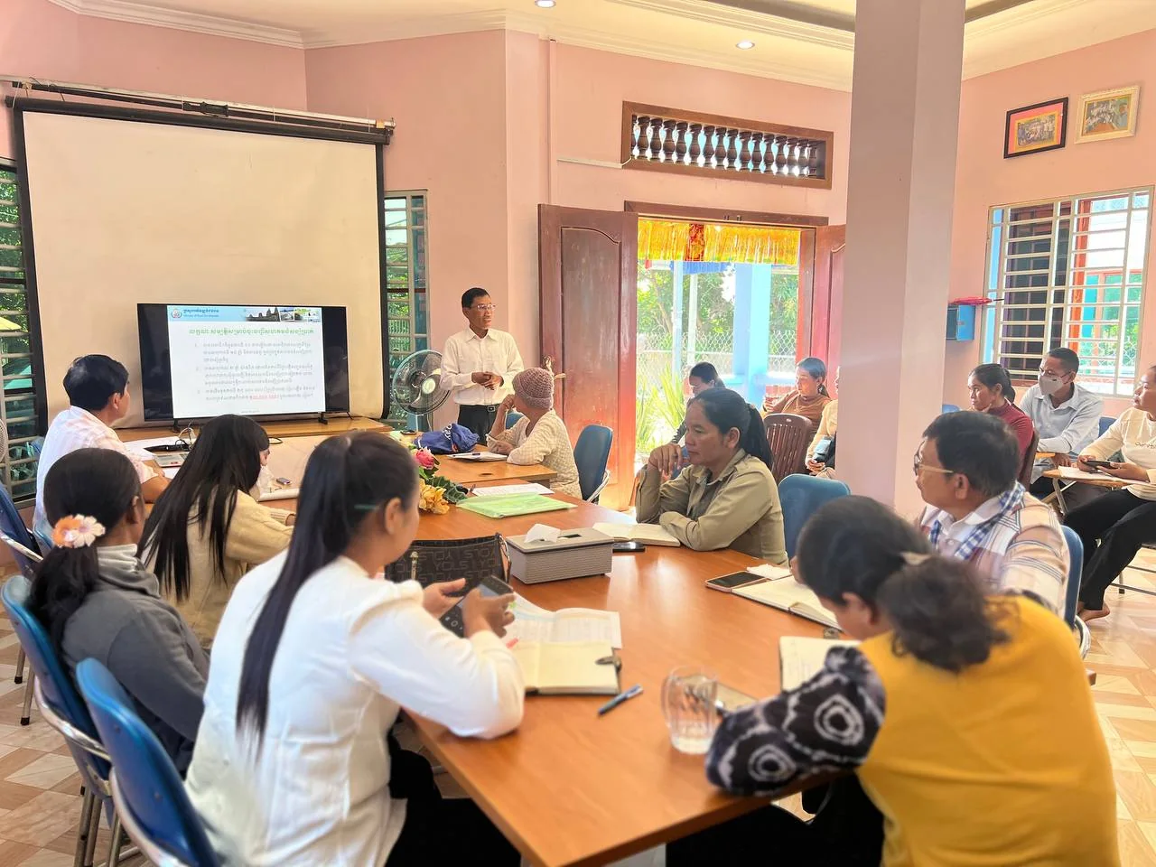 Savings-group representatives discuss governance with local institutions