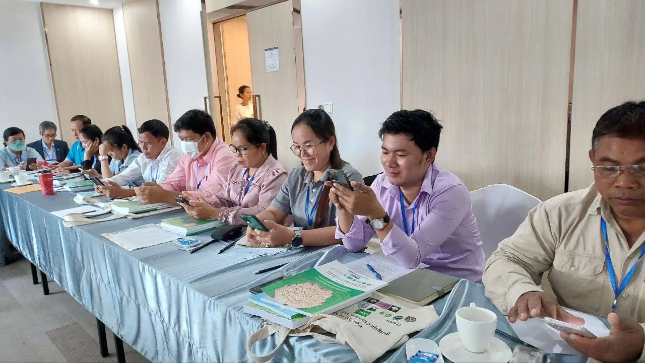 Training participants examine learning materials about rice-seed systems